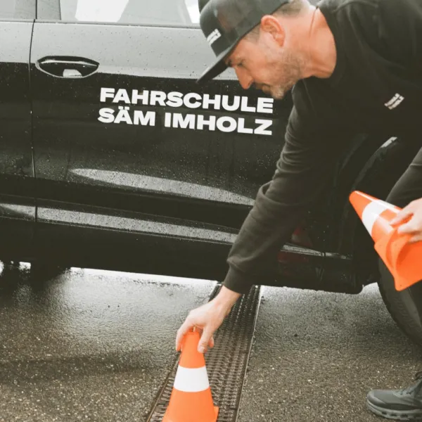 Fahrschule Säm Imholz mit Audi Q4 e-tron – Fahrlehrer im Kanton Uri