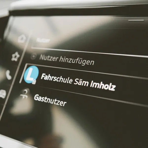 Fahrschule Säm Imholz mit Audi Q4 e-tron – Fahrlehrer im Kanton Uri