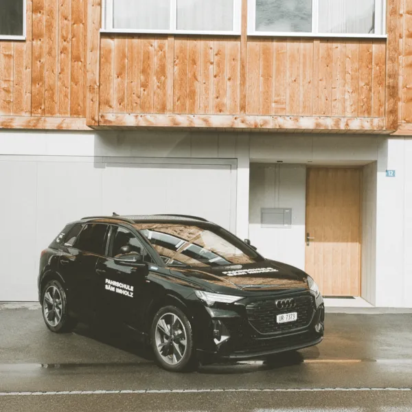 Fahrschule Säm Imholz mit Audi Q4 e-tron – Fahrlehrer im Kanton Uri