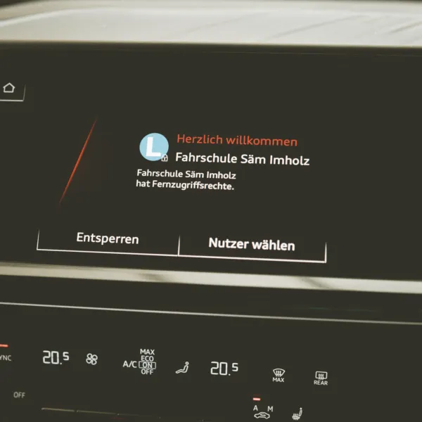 Fahrschule Säm Imholz mit Audi Q4 e-tron – Fahrlehrer im Kanton Uri
